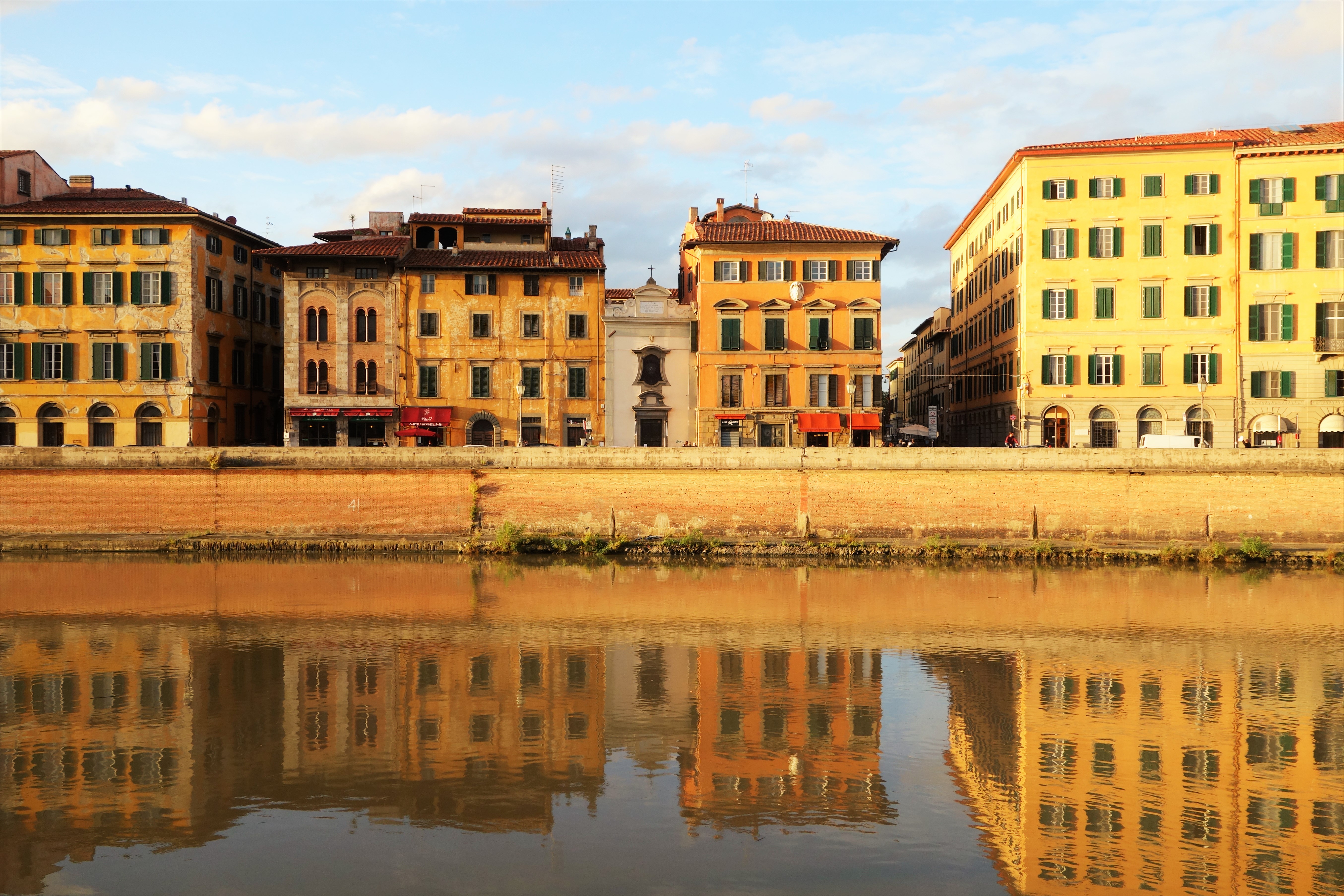 Os prédios da toscana ganham um belo tom terroso durante o pôr do sol no outono.