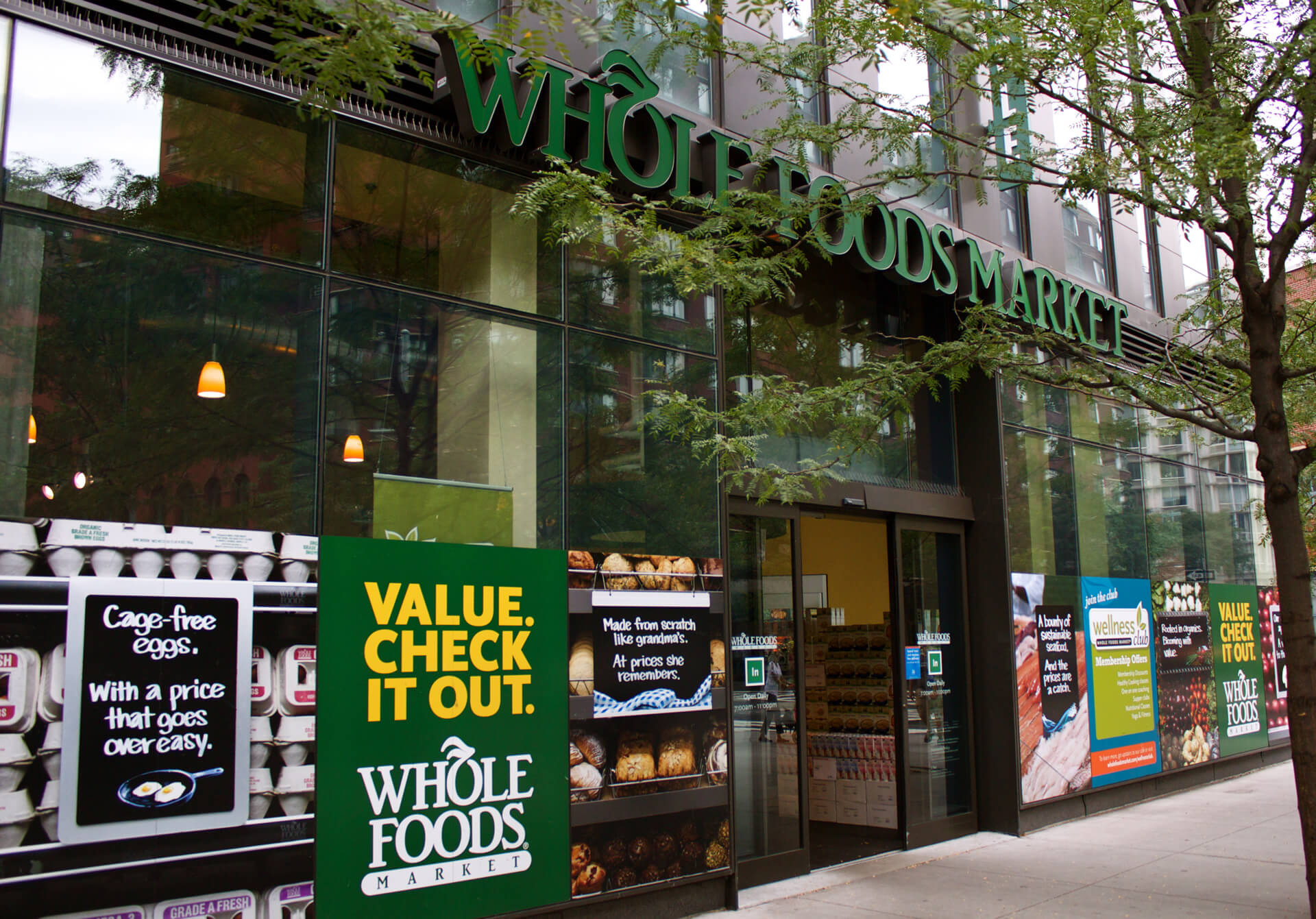 O Whole Foods Market oferece um restaurante self-service com um cardápio bem variado e preços acessíveis.
