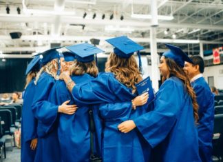 CDI COLLEGE: O QUE VOCÊ PRECISA SABER Alunos comemoram graduação. CDI College