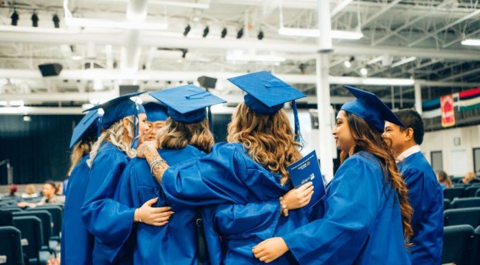 CDI COLLEGE: O QUE VOCÊ PRECISA SABER Alunos comemoram graduação. CDI College