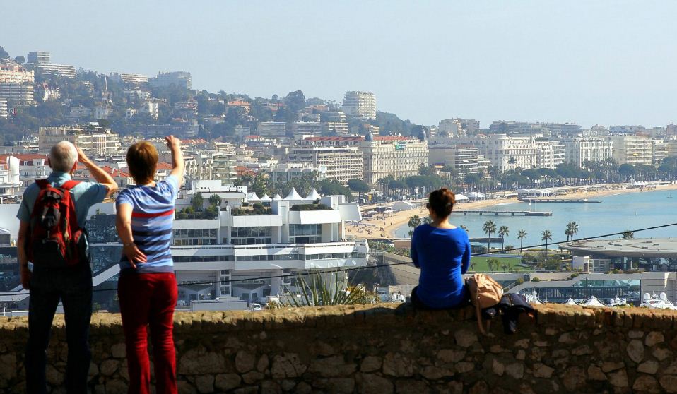 Estudantes apreciam a vista em Côte D'Azur, na França. Intercâmbio terceira idade