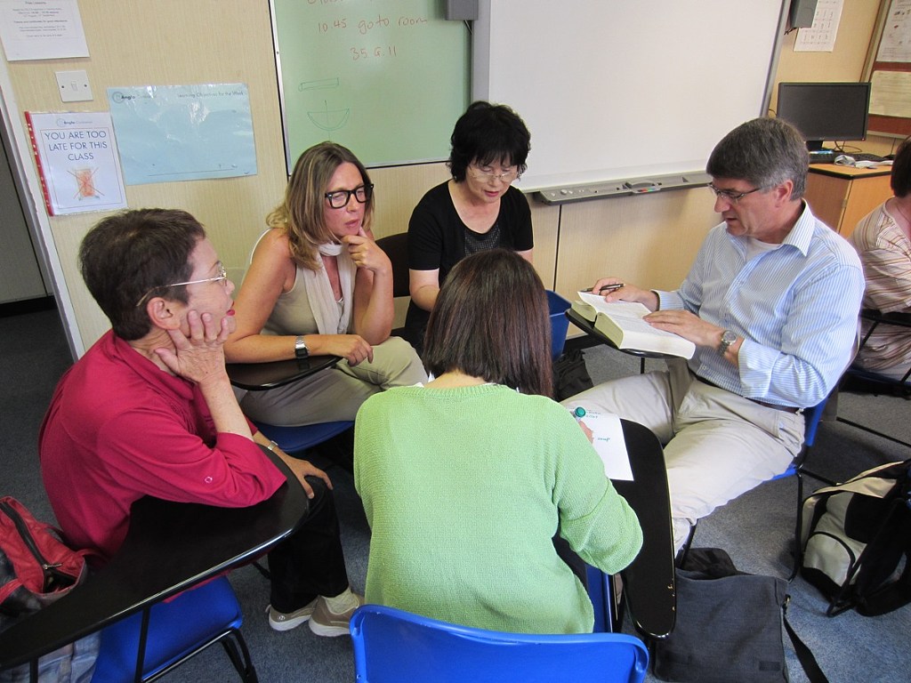 Estudantes 50 + em sala de aula. Intercâmbio terceira idade