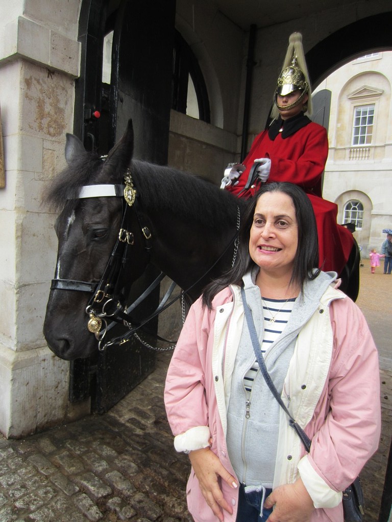 Estudante terceira idade na Inglaterra, em frente a um guarda real. Intercâmbio terceira idade