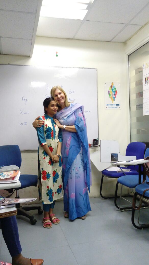 Estudante da terceira idade ao lado de sua professora, em Nova Déli, na Índia. Intercâmbio terceira idade