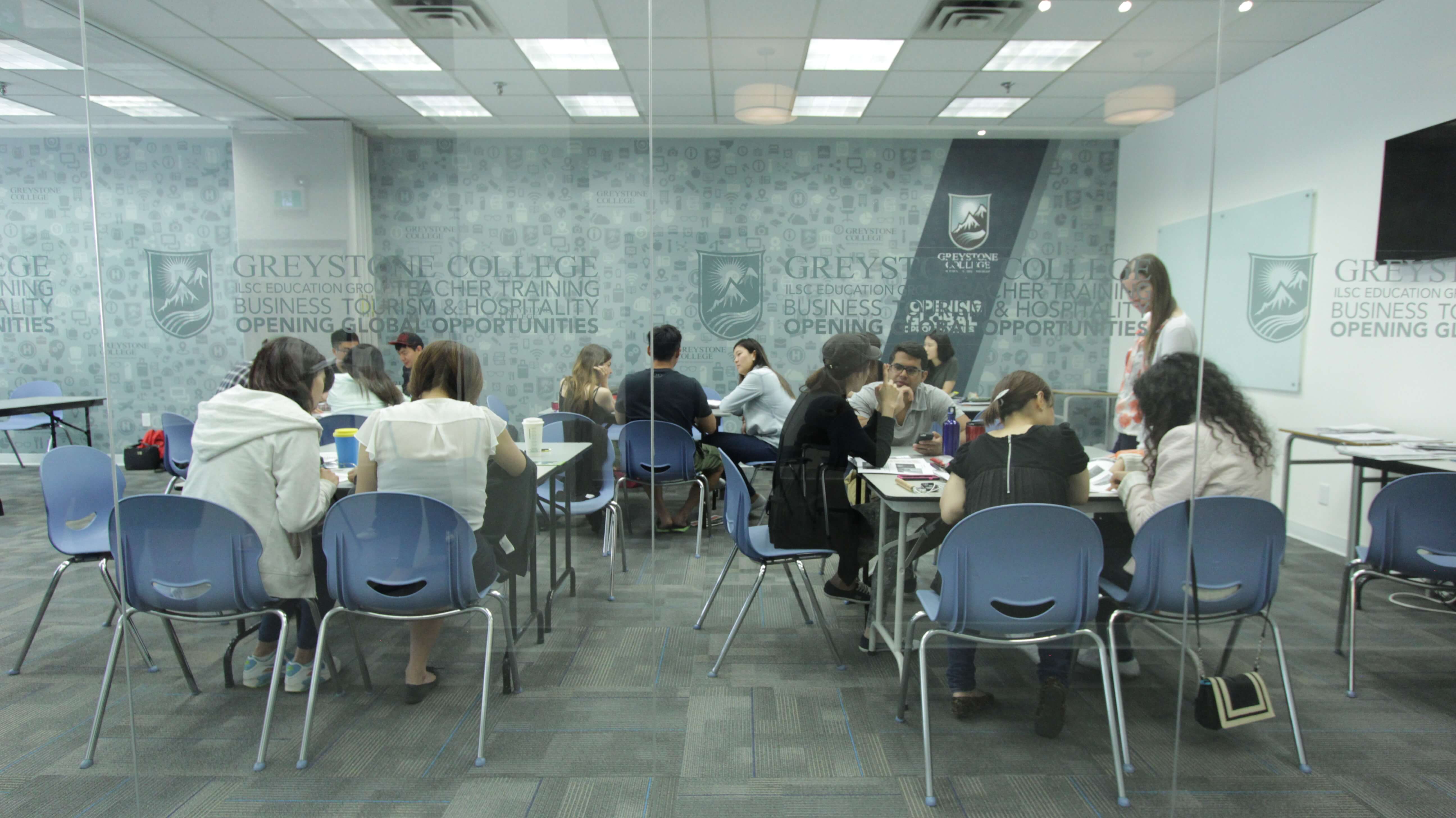 greystone-college-sala-de-aula-roda-mundo-intercambio Diploma in Costumer Service no Greystone College. Disponível nas cidades de Toronto e Vancouver