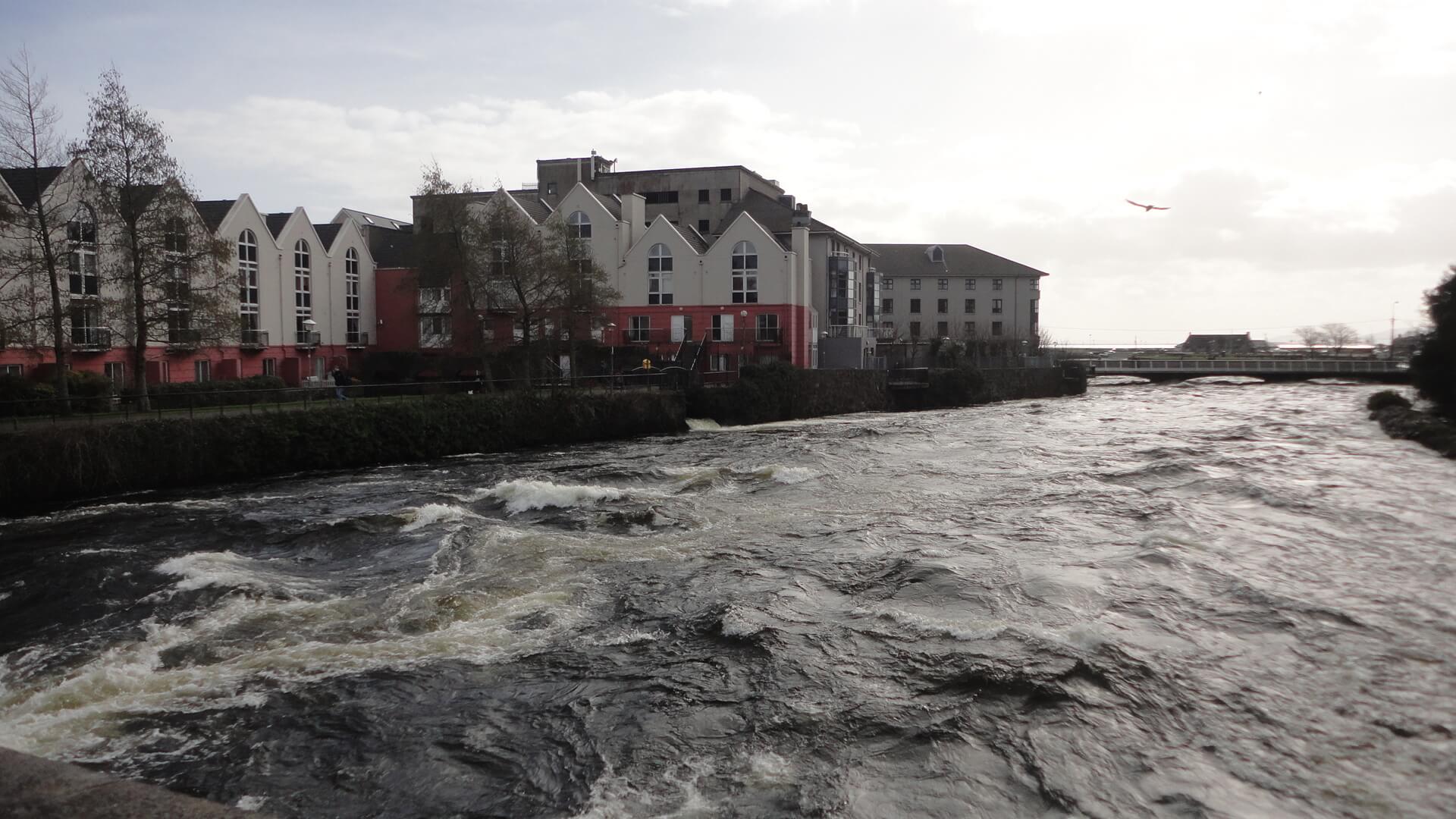 Cork é bastante vibrante e possui uma autêntica atmosfera irlandesa Cork é bastante vibrante e possui uma autêntica atmosfera irlandesa