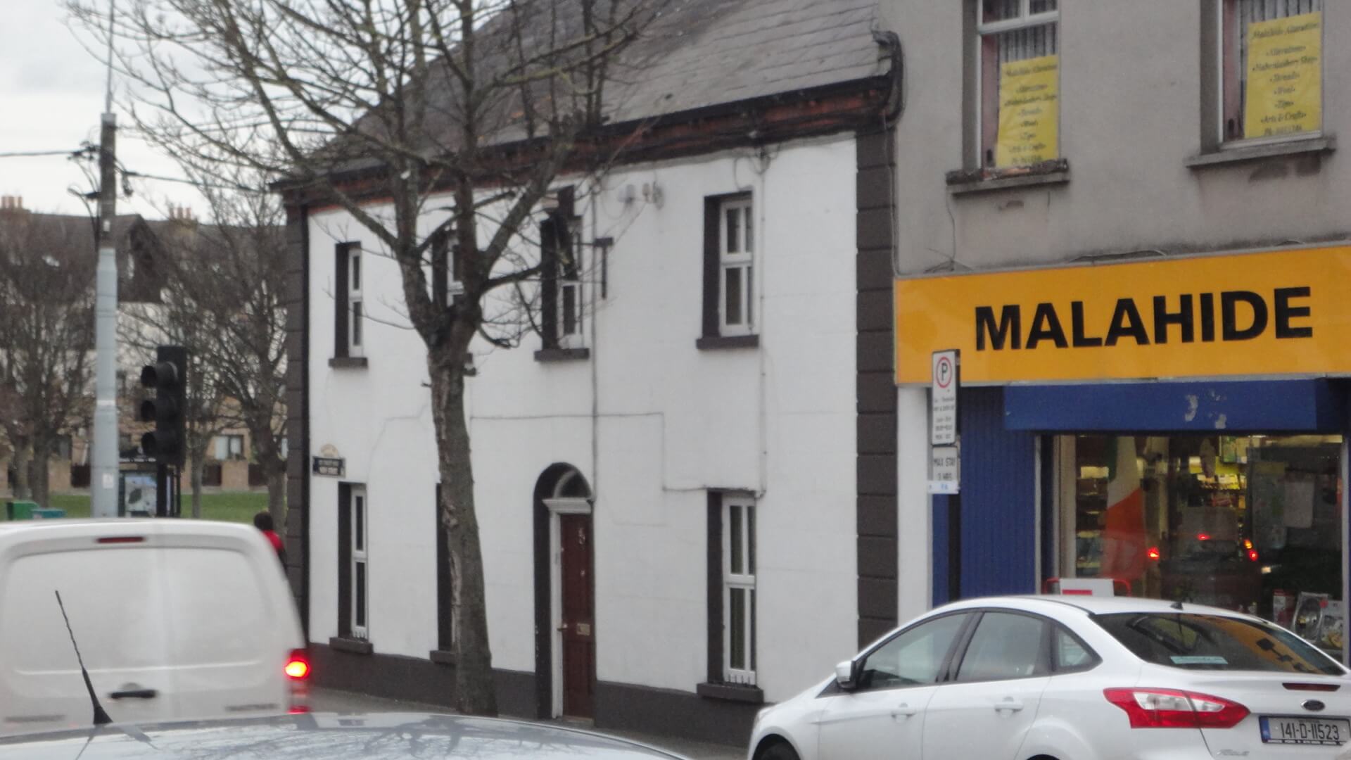 Malahide é uma cidade litorânea fica a cerca de 30 minutos de trem (DART) e a 15 minutos do aeroporto da capital Malahide é uma cidade litorânea fica a cerca de 30 minutos de trem (DART) e a 15 minutos do aeroporto da capital