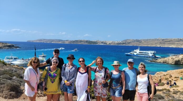 INTERCÂMBIO 50+ UMA EXPERIÊNCIA TRANSFORMADORA Grupo De Intercambio 2024 Roda Mundo Em Malta Passeio Pelas Ruas